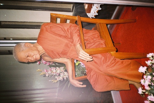 Thajsko-mních vo vitríne-ako živý