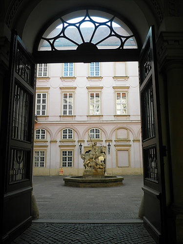 Bratislava - nádvorie Primaciálneho paláca