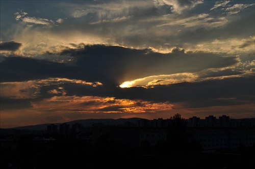 ticho pred burkou...