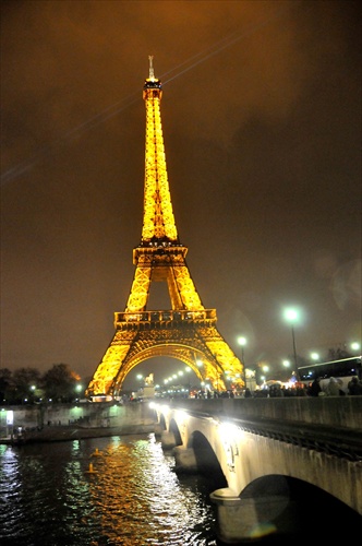 noc v Parizi