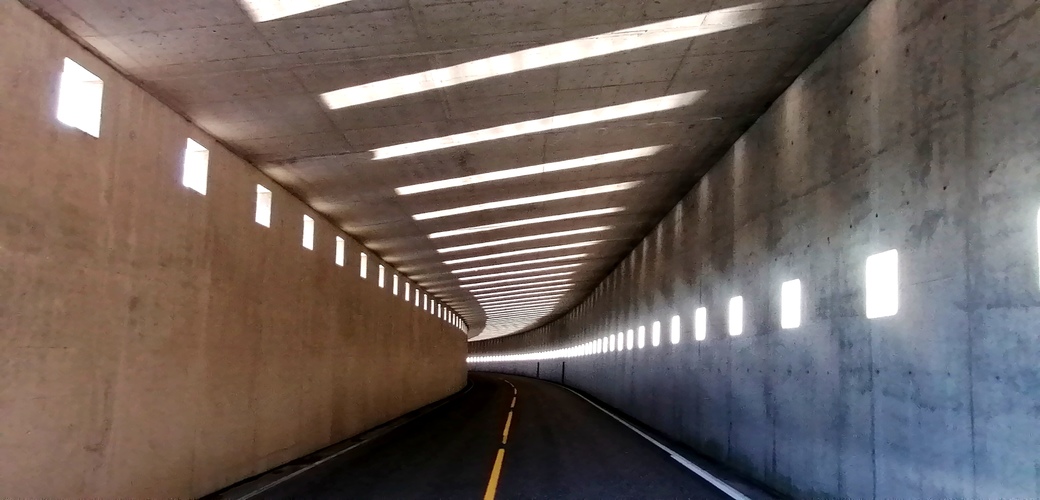 Kresba slnečného svitu v tuneli tuneli