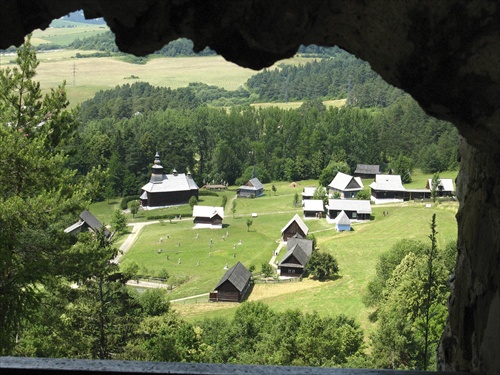 Hrad St. Ľubovňa -výhľad na skanzen