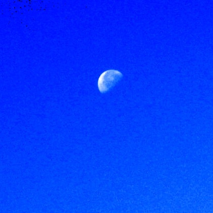 mesiac na pravé poludnie