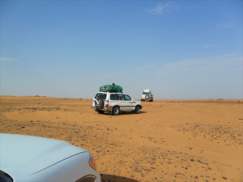 (878) Sudán -značená cesta končí v púšti,ďalej len podľa GPS