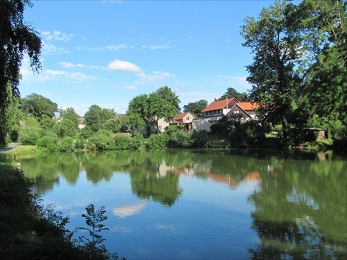 (1068) u rybníka v Jarošove