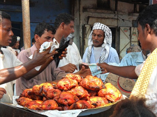 (1309) Jemen - predavač pečených kuriatok