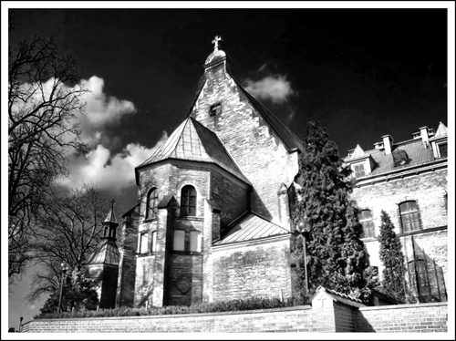 Temnota nad kláštorom...