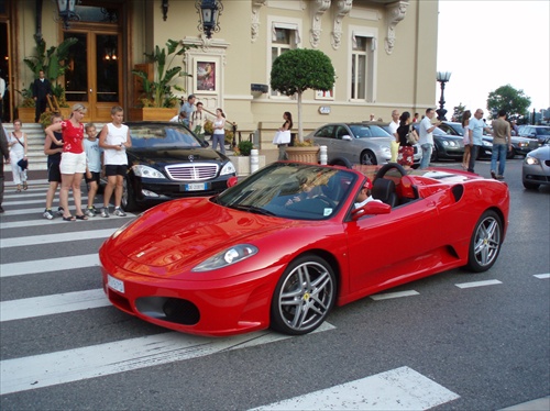bezne auto v Monacu