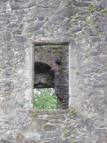 cez okno - Carnasserie castle