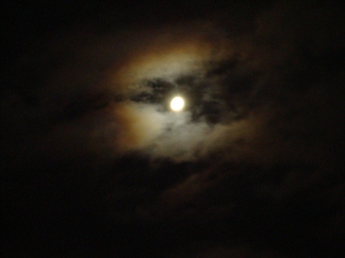 Mesiac v oblakoch