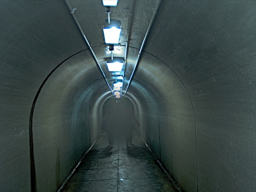 noc v tuneli