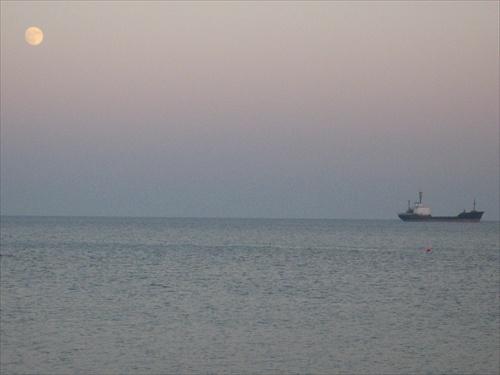 mesiac a loďka na mori...