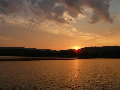 Západ slnka nad jazerom