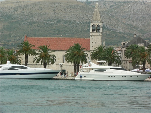 Trogir, staré vedľa nového