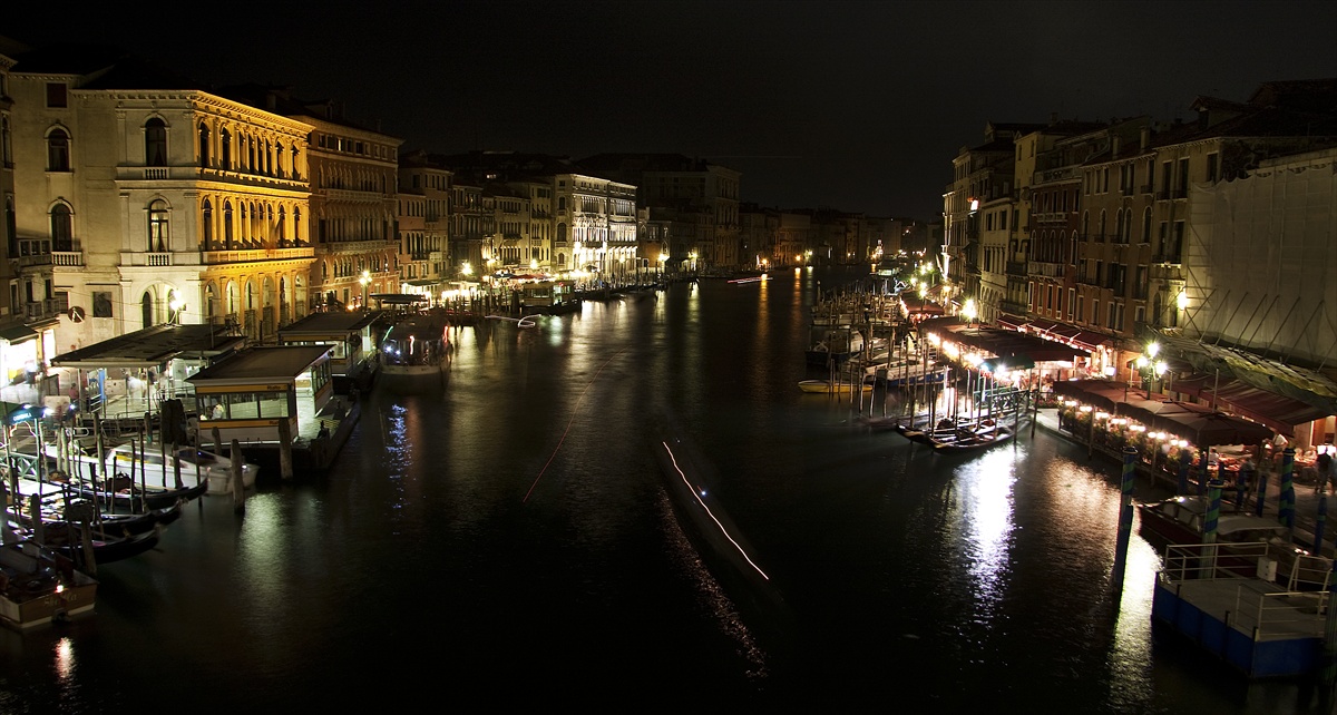 --- Venice in night ---
