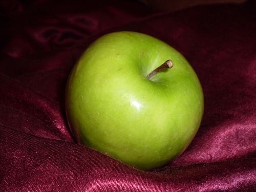 Jablko na satenovej deke
