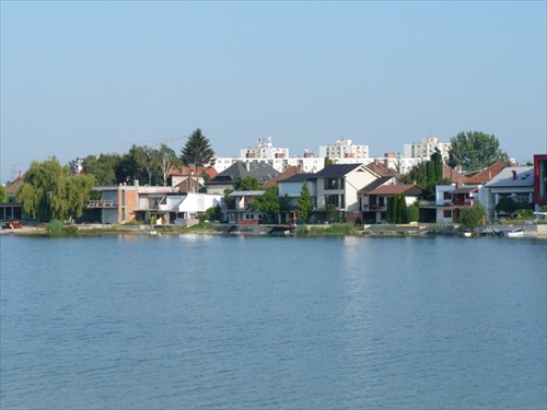 Slnecne jazera vs. mesto
