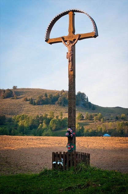 detviansky vyrezávaný kríž ...