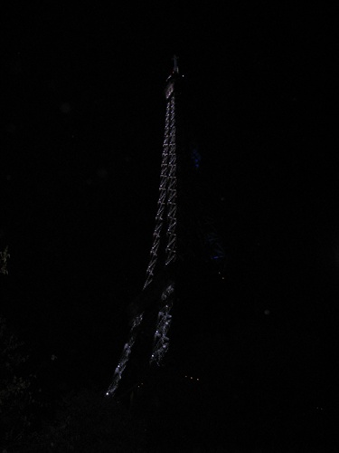 Eiffelová veža v nočnom osvetlení
