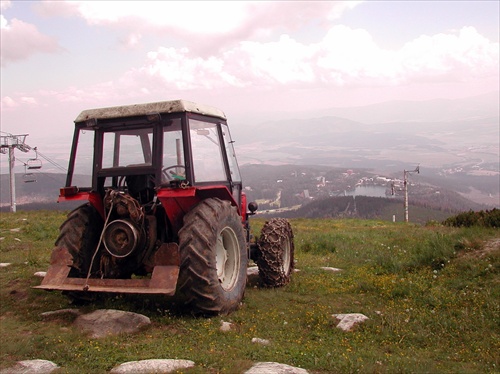 Traktor sleduje vyhlad na Strbske Pleso