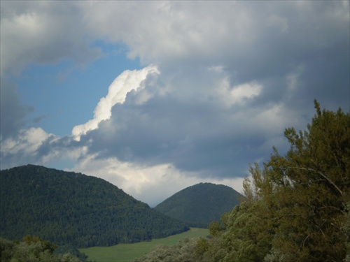 búrkové mraky nad krajinou