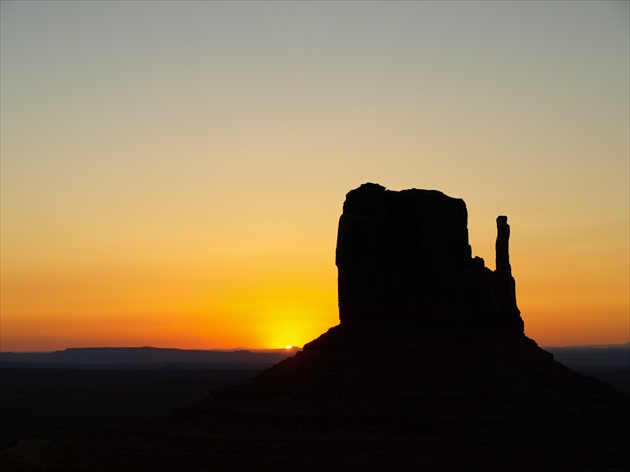 Svitanie v Monument Valley, Arizona