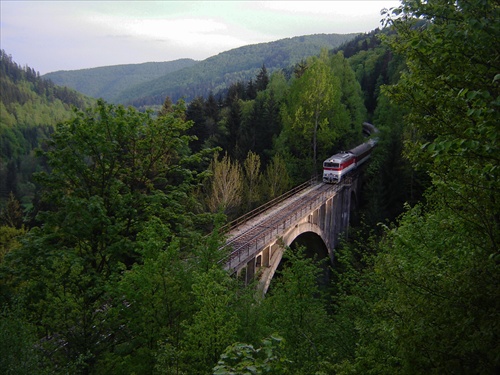 Expres Detvan nabieha na Uľanský viadukt