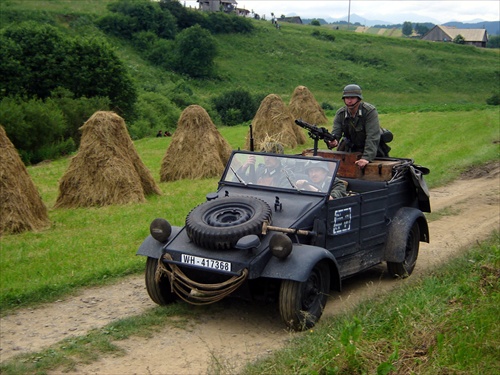Nemecké vojenské vozidlo s posádkou