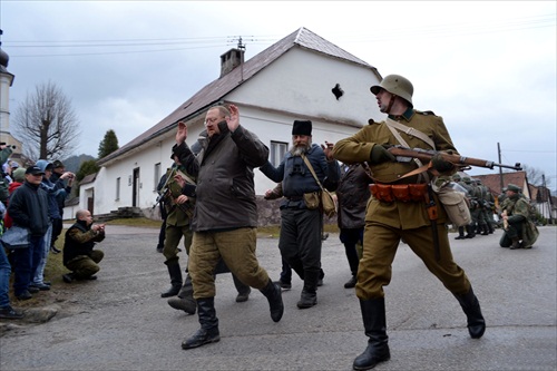 Maďarskí a nemeckí vojaci odvádzajú zajatých partizánov