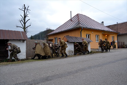 Partizáni so spojencami prinútili nemeckú posádku k ústupu