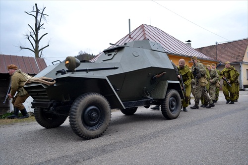 Rumunská jednotka podporovaná obrneným vozidlom
