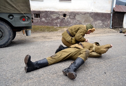 Sovietska zdravotníčka ošetruje raneného vojaka