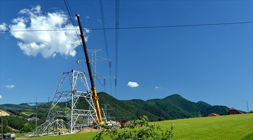 Stavba stožiara, v pozadí Nízke Tatry