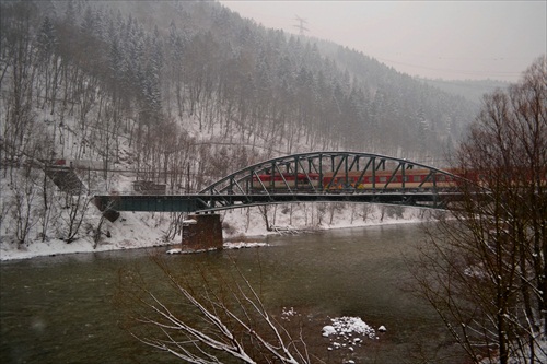 Zrýchlený vlak prechádza Strečnianskym mostom