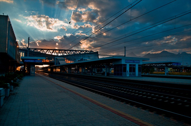 Stanica Poprad-Tatry za súmraku