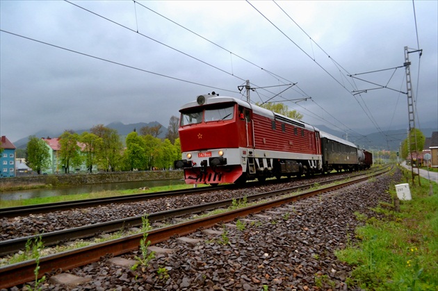 Bardotka na čele nákladného vlaku