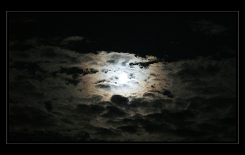 mesiac za mrakmi
