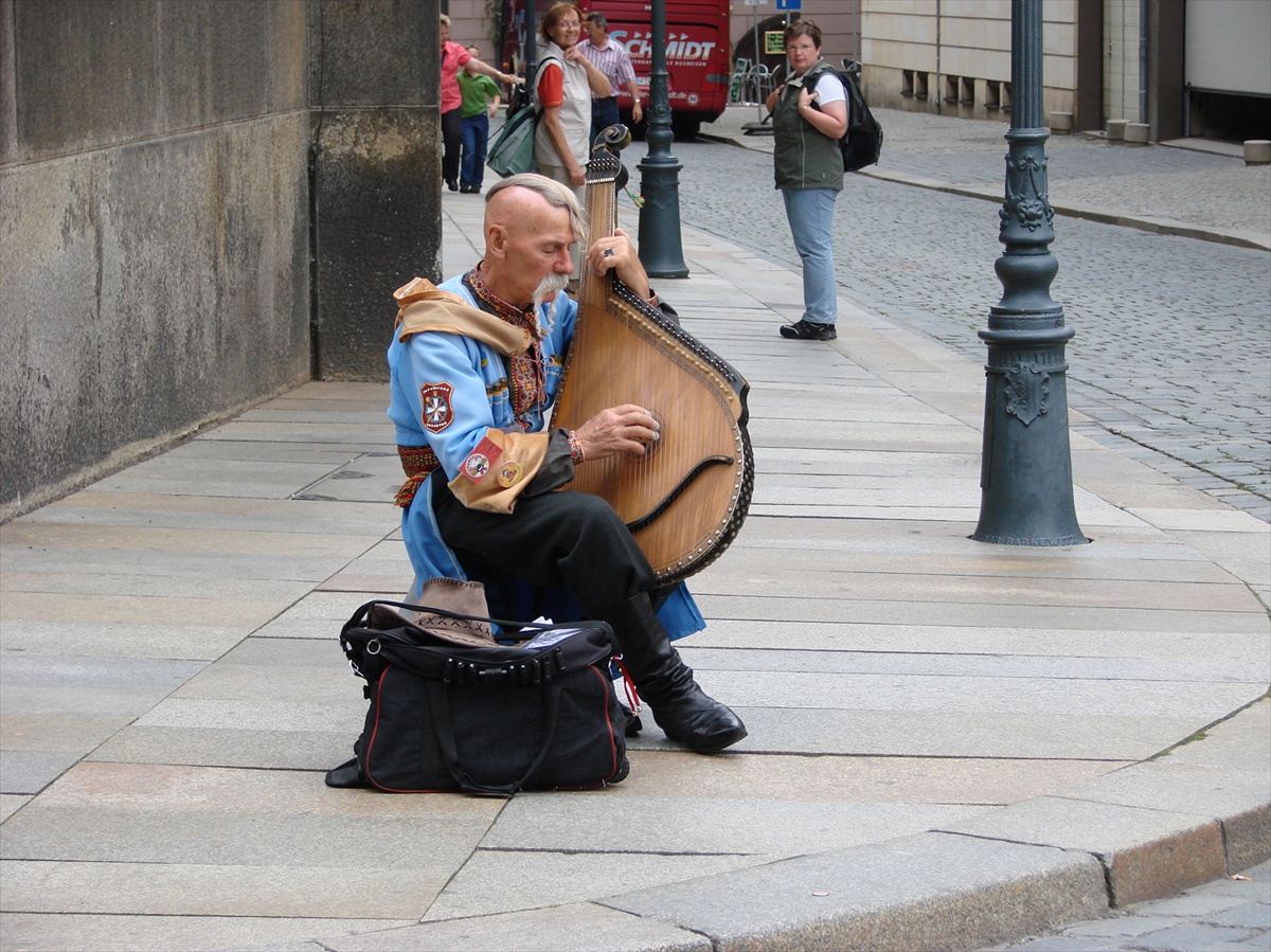 Pouličný muzikant v Drážďanoch