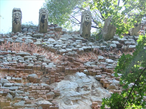 Ozdobené nosníky na hrade Pajštún