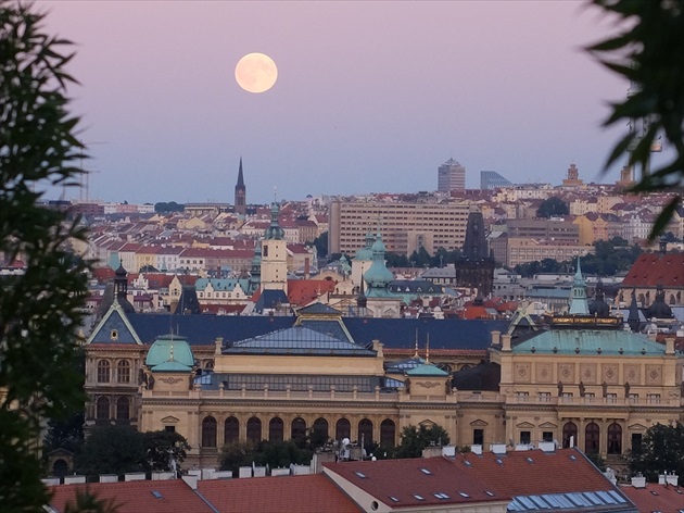 Mesiac nad Prahou