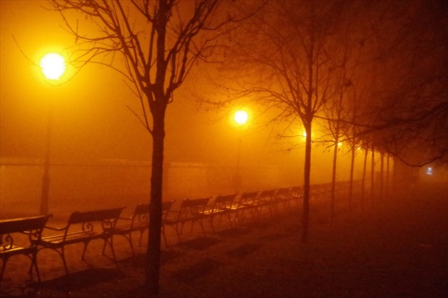 večerná hmla v Bratislave