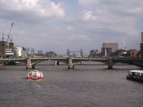 Tower Bridge v pozadí