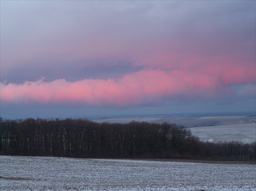 "Gor" s ružovými obláčikmi nad Východoslovenskou nížin