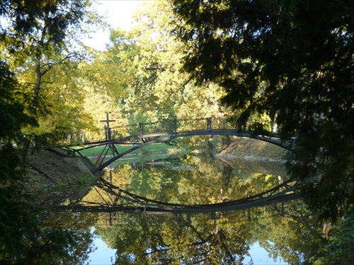 Lávka k ostrovčeku v Trebišovskom parku
