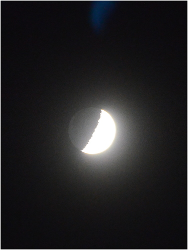 Popolavý svit Mesiaca