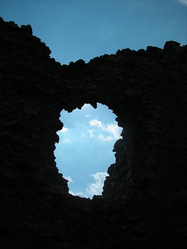 pozostatky hradu Vršatec