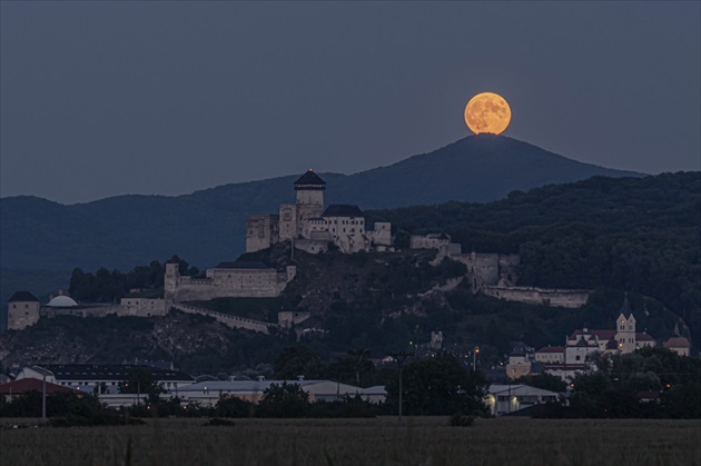 Trenčiansky hrad a Mesiac