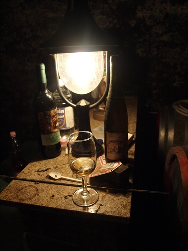 Ostrihom - kútik vo vínnej pivnici v skalách