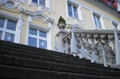 na zámočných schodoch
