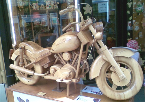 drevená motorka v životnej veľkosti